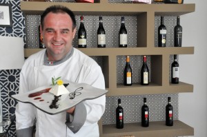 Chef Sebastien Laurent Michaut com a sobremesa Suflê Glacé de Limão com ‘Coulis’ de Morango