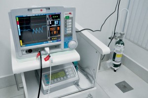 O serviço tem um monitor multiparamétrico básico para induzir a sedação de parâmetros fisiológicos na tela do monitor