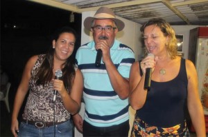 Elias canta c familia