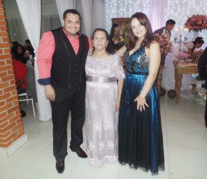 Léo com sua mãe e esposa