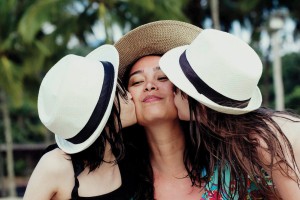 Sibele e as filhas Bianca  e Leticia